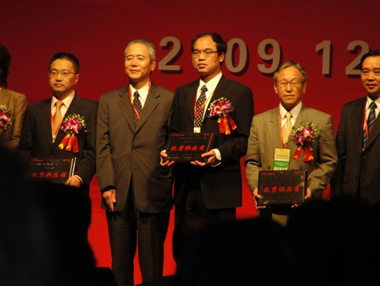 Davy Ou (中)，格蘭海芬中國(guó)區(qū)總經(jīng)理，領(lǐng)取廣汽本田優(yōu)秀供應(yīng)商獎(jiǎng)