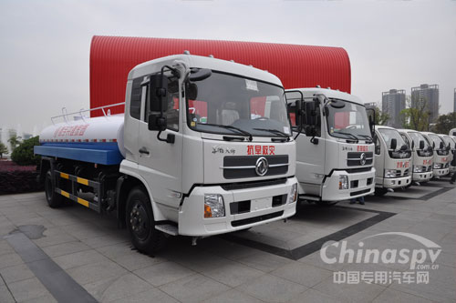 東風汽車向旱區(qū)捐贈10輛運水車