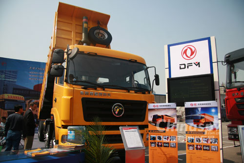 東風8X4系列天然氣自卸車