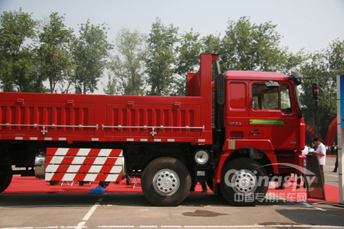 陜汽德龍3000　8X4LNG自卸車