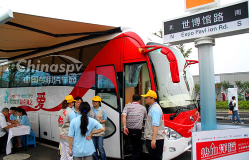 大金龍房車型獻血車開進世博園區(qū)受到各界關(guān)注