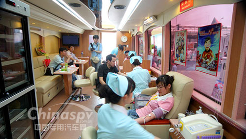 大金龍房車型獻血車內(nèi)部
