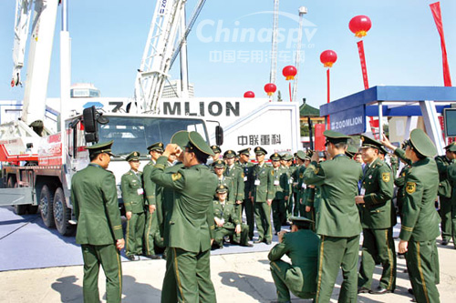 消防官兵在中聯(lián)重科展臺(tái)前合影