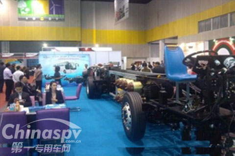  展會上配套玉柴YC6M340N發(fā)動機(jī)的亞星底盤