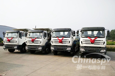 出口尼日爾的4臺(tái)筑養(yǎng)路工程車