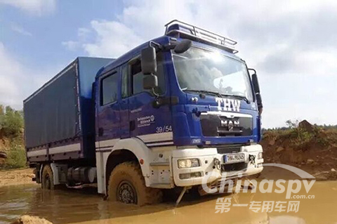 德國(guó)THW全地形搶險(xiǎn)救援車進(jìn)行越野訓(xùn)練