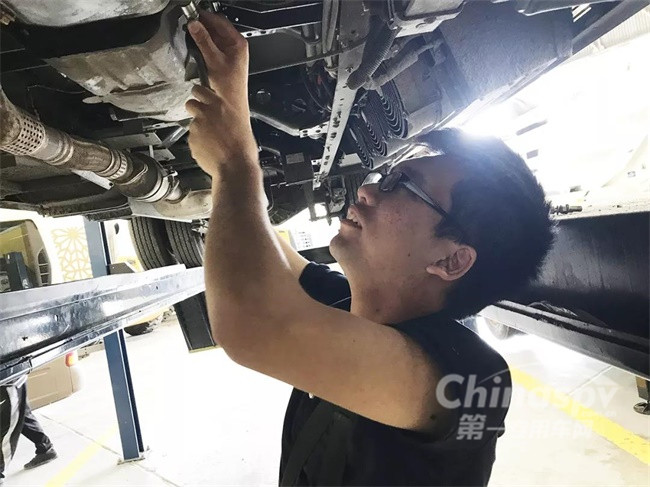 金旅校車科威特技術(shù)維護(hù)團(tuán)隊