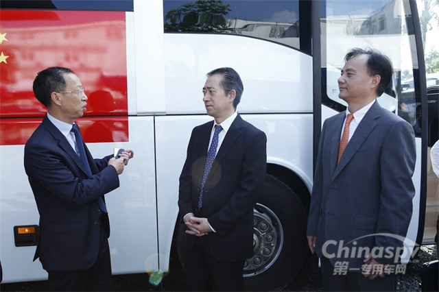海格客車董事長張斌(右一)、總經(jīng)理黃書平(左一)向中國駐柬大使熊波介紹海格流動醫(yī)療車