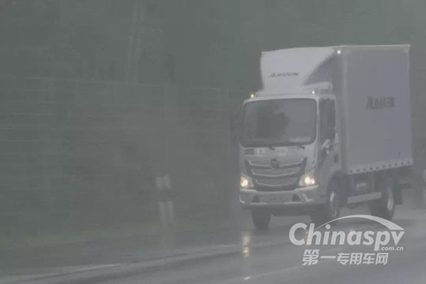 暴雨天行車六大注意事項