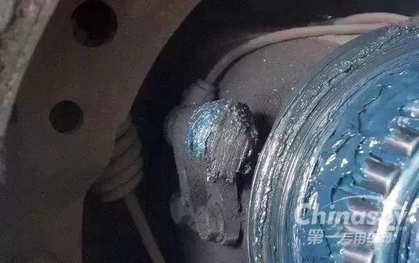 貨車軸承黃油上太多會(huì)導(dǎo)致ABS探頭失靈？！