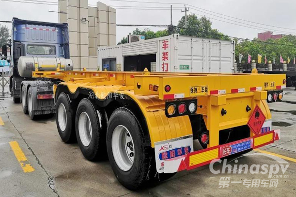 歐陽(yáng)華俊空懸碟剎橋3軸危險(xiǎn)品骨架半掛車(chē)交付宜昌