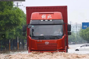 半掛車雨天行車注意檢查車軸,提高行車安全