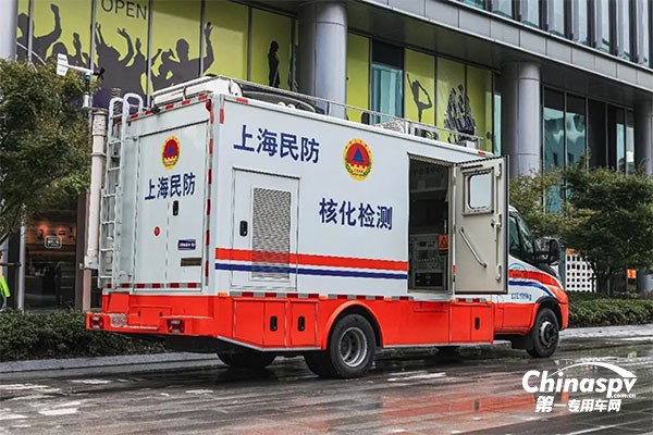 　　車頂?shù)木療舨捎米簏S右紅的布置，是國內(nèi)比較常見的款式