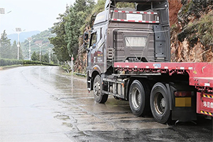 雨天行車(chē)，有些注意事項(xiàng)不得不說(shuō)！