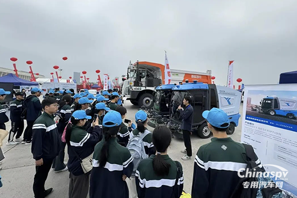 勁旅環(huán)境自主研發(fā)的智能網(wǎng)聯(lián)純電動清掃車亮相