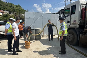 油罐車違規(guī)卸油被查扣10噸柴油！