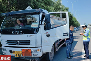 內(nèi)蒙古查獲一非法運(yùn)輸柴油?；愤\(yùn)輸車