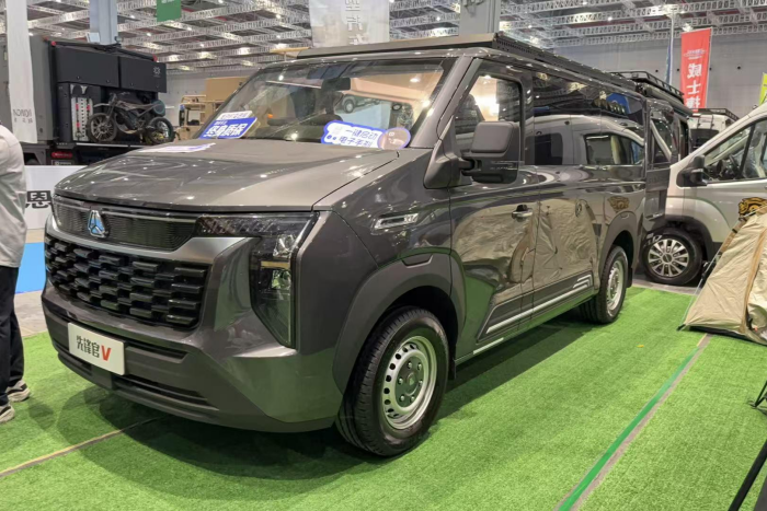 多品類(lèi)強(qiáng)勢(shì)出擊！中國(guó)重汽輕型汽車(chē)首登上海國(guó)際房車(chē)展