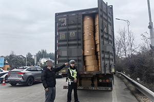 重慶查獲一摘掉?；窐?biāo)志、車輛還超寬違規(guī)危化車輛