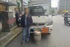貴陽查處一危化品車遮擋號牌