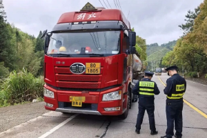 福建查處一危貨車違規(guī)運輸普貨
