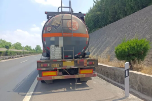 山西一?；奋囘`規(guī)停放在應(yīng)急車道司機受罰