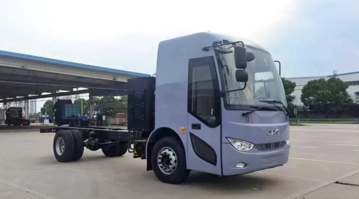 智啟未來！江淮純電動18T洗掃車閃亮登場！