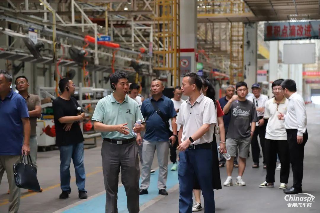 2024年8月15日，在蕪湖市發(fā)改委、市交通運(yùn)輸局、市運(yùn)管中心等部門的鼎力支持下，一場旨在促進(jìn)地方經(jīng)濟(jì)繁榮、深化制造與運(yùn)輸企業(yè)合作的交流會在聯(lián)合重卡舉行。