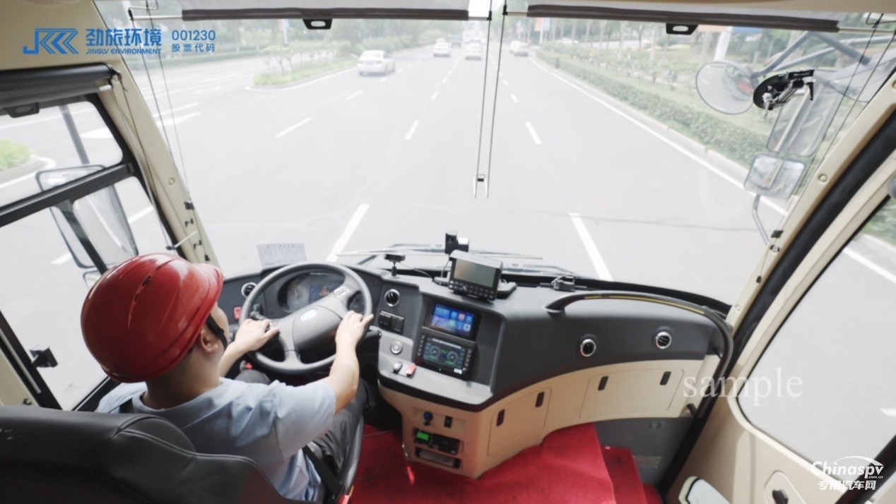 引領(lǐng)行業(yè)新風(fēng)潮，勁旅環(huán)境把洗掃車(chē)造成了大巴