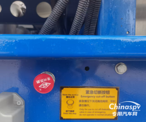 槽罐車(chē)是危險(xiǎn)化學(xué)品專(zhuān)用物流運(yùn)輸工具，根據(jù)HSE體系管理要求，承運(yùn)人應(yīng)落實(shí)好車(chē)輛出車(chē)前的安全檢查職責(zé)，以確保裝卸貨及配送環(huán)節(jié)安全風(fēng)險(xiǎn)可控。對(duì)于槽罐車(chē)的日常安全檢查，我們應(yīng)該關(guān)注以下要點(diǎn)：