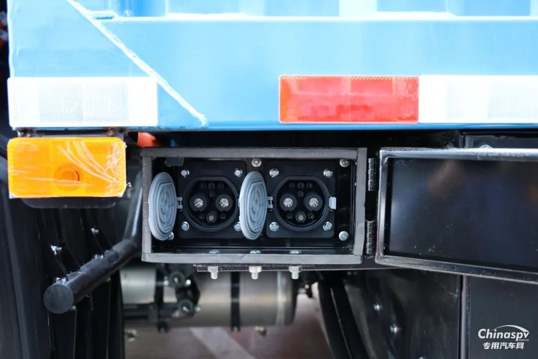 新能源專用車該如何正確充電呢？今天我們就來(lái)一起“盤”一下新能源專用車充電時(shí)的注意事項(xiàng)。