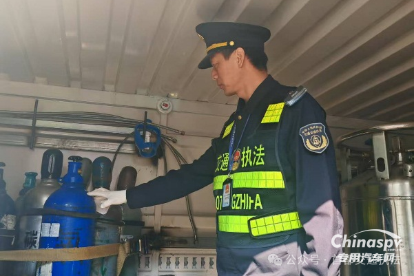 近日，北京市交通運(yùn)輸綜合執(zhí)法總隊(duì)（下稱總隊(duì)）六支隊(duì)集中組織開展危險(xiǎn)化學(xué)品運(yùn)輸車輛安全檢查行動(dòng)，以“嚴(yán)、細(xì)、實(shí)”的工作舉措，筑牢道路交通安全“防護(hù)網(wǎng)”。