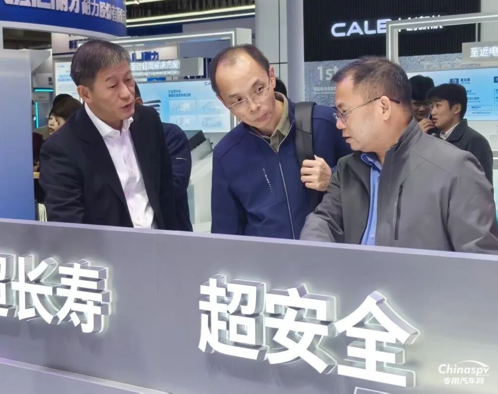 更智能、更綠色！東風(fēng)龍擎實(shí)力亮相2025中國(guó)國(guó)際商用車展