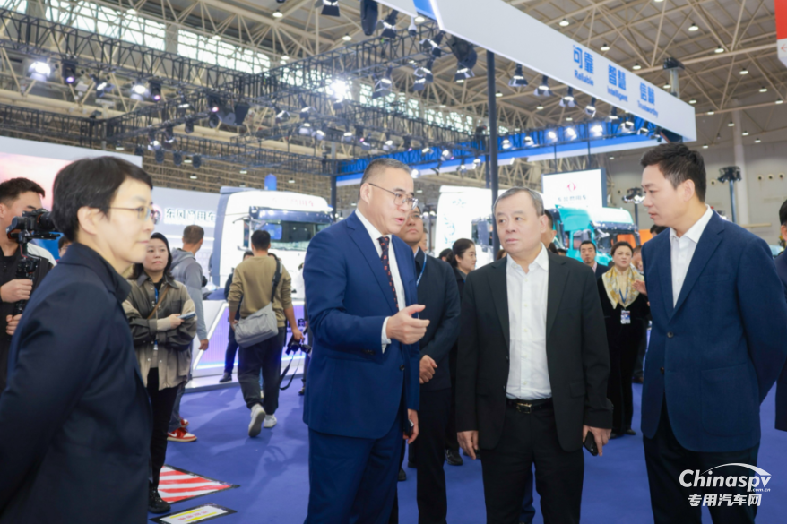 更智能、更綠色！東風(fēng)龍擎實(shí)力亮相2025中國(guó)國(guó)際商用車展