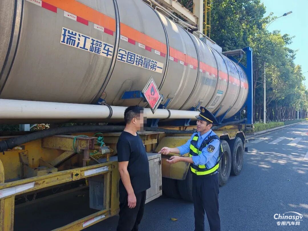 福建查獲一危化品車(chē)駕駛員擅自運(yùn)輸普貨