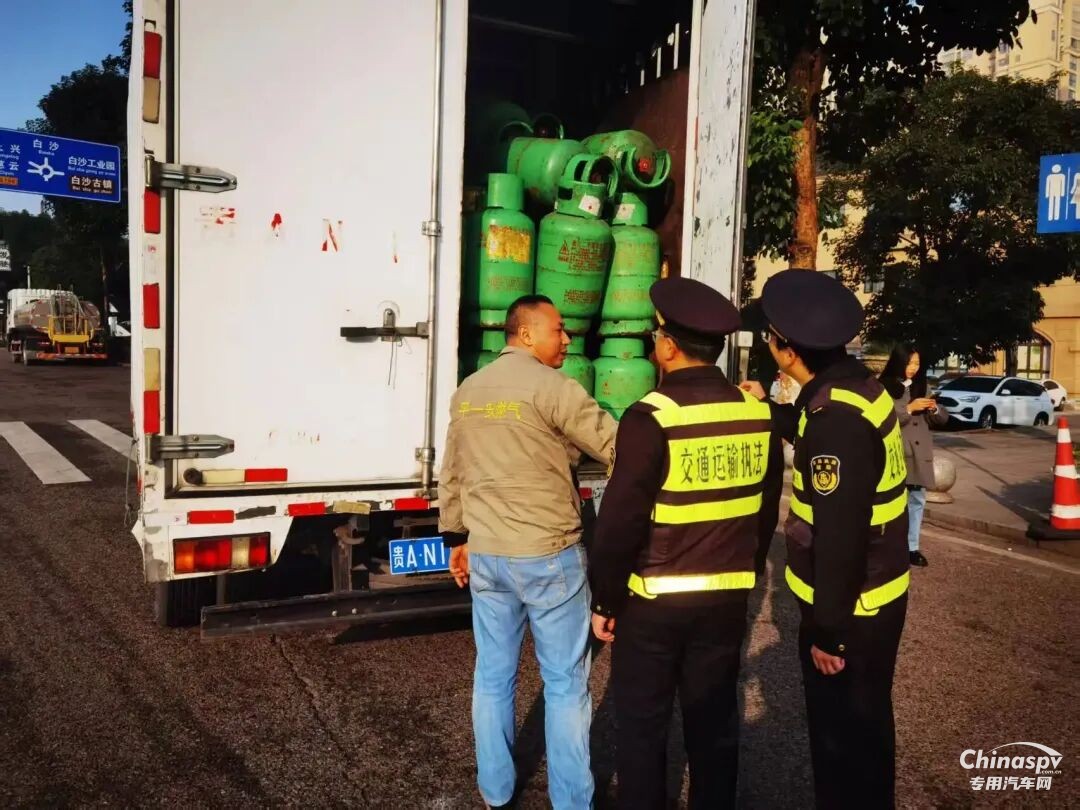 重慶查獲一廂式貨車(chē)裝載240罐廢舊液化氣罐