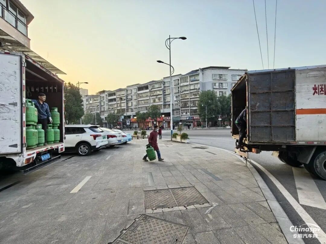 重慶查獲一廂式貨車(chē)裝載240罐廢舊液化氣罐