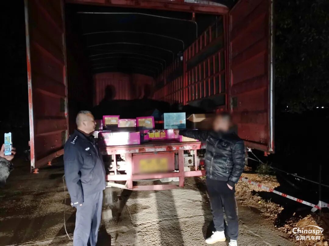 福建查獲一貨車非法運載煙花爆竹被拘留