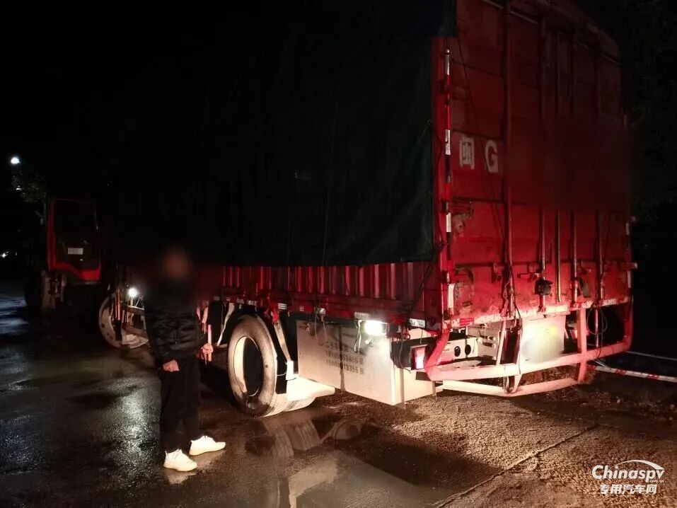 福建查獲一貨車非法運載煙花爆竹被拘留