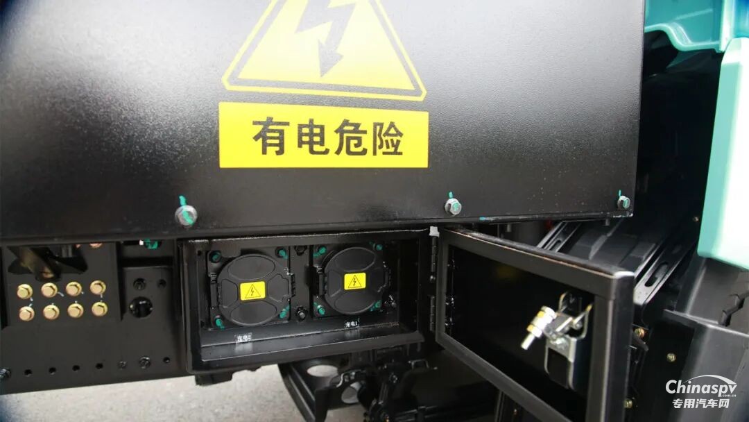 對(duì)于許多剛接觸純電卡車的卡友來(lái)說(shuō)，難免會(huì)對(duì)續(xù)航、電機(jī)保養(yǎng)、充電安全等方面心存疑慮。今天，解放青汽給大家?guī)?lái)一篇干貨滿滿的駕駛科普指南。
