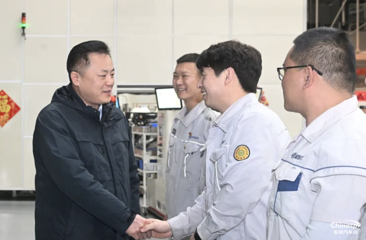一汽解放黨委委員、副總經(jīng)理王志宇到解放動(dòng)力總成事業(yè)部大柴工廠調(diào)研慰問