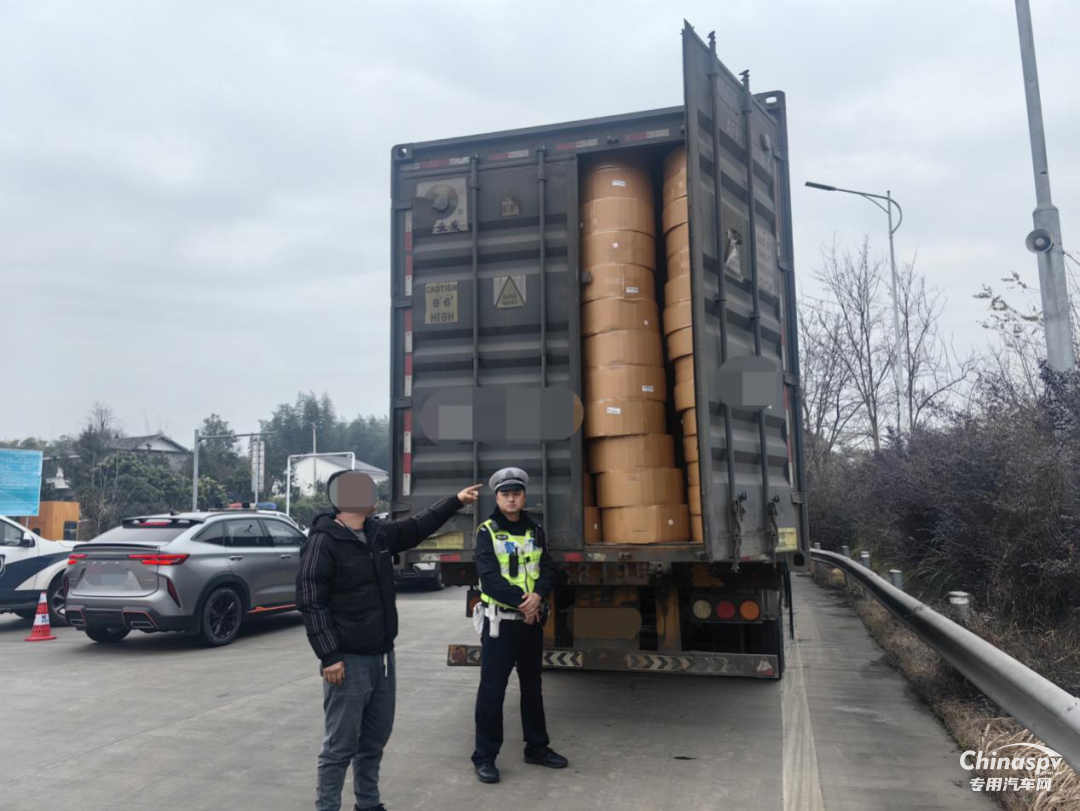重慶查獲一摘掉危化品標志、車輛還超寬違規(guī)危化車輛
