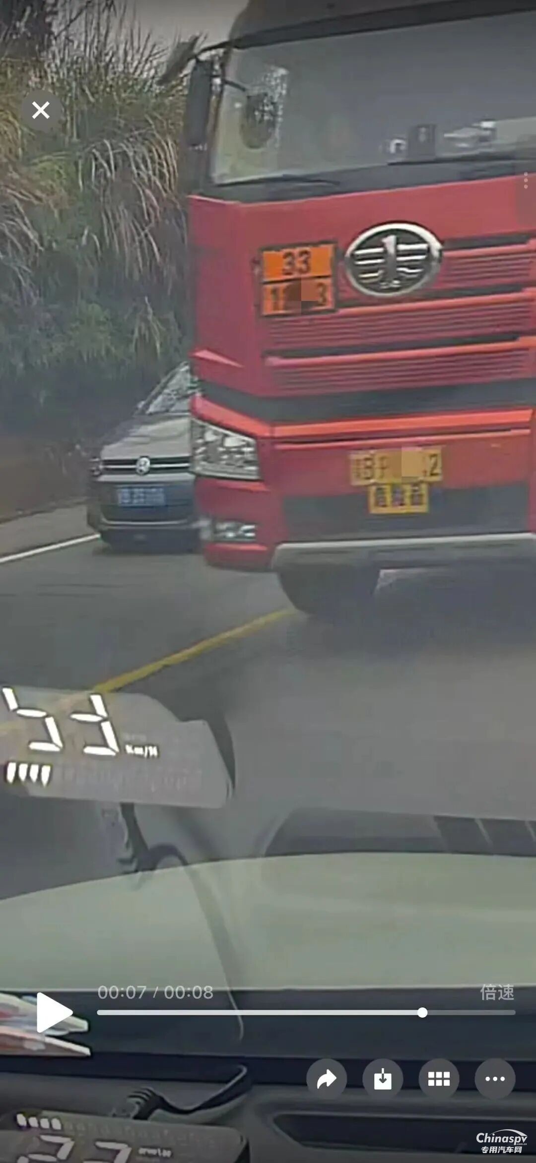 江西贛州一車主舉報(bào)一危化品車輛違規(guī)超車
