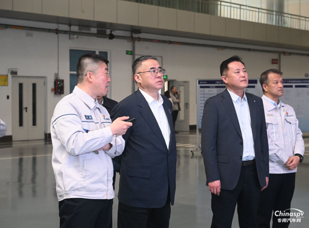 中國一汽黨委常委、副總經(jīng)理張小帆到一汽解放動力總成事業(yè)部大柴工廠調(diào)研