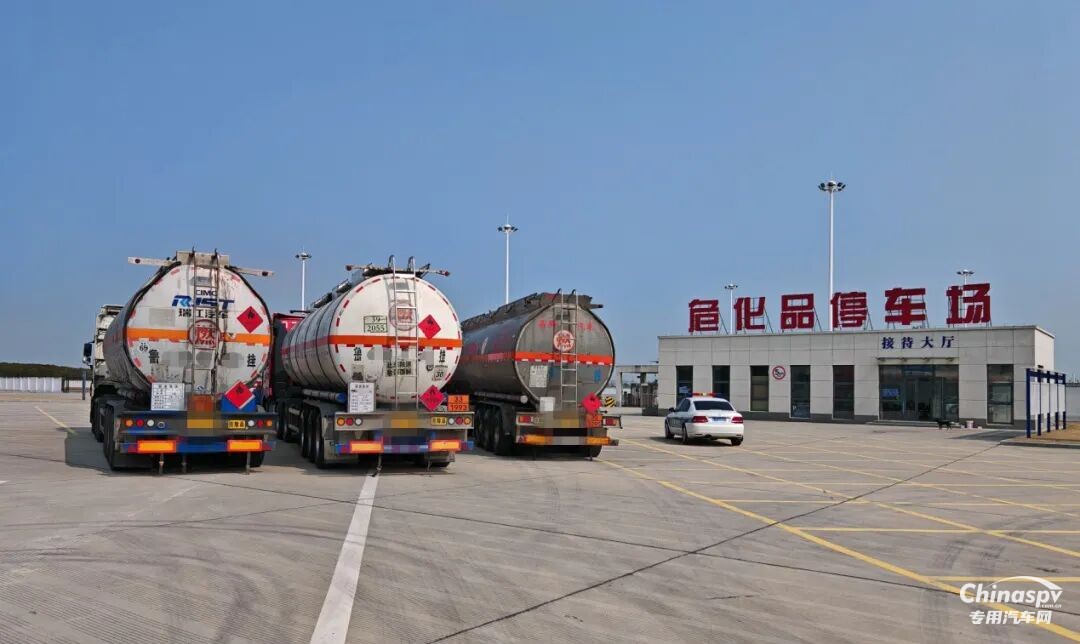 江蘇鹽城查獲三輛危化品車(chē)安全卡“過(guò)期”