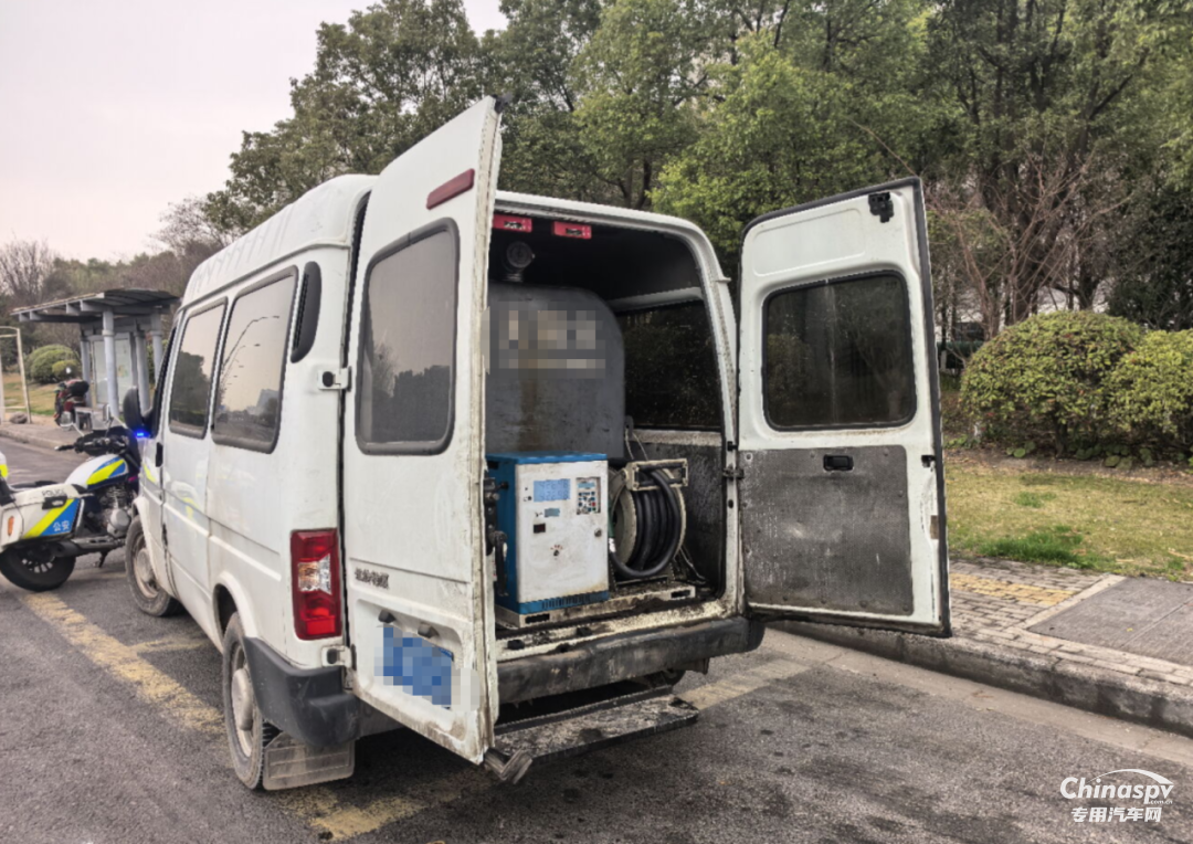 南通一非法流動加油車被交警當場查獲