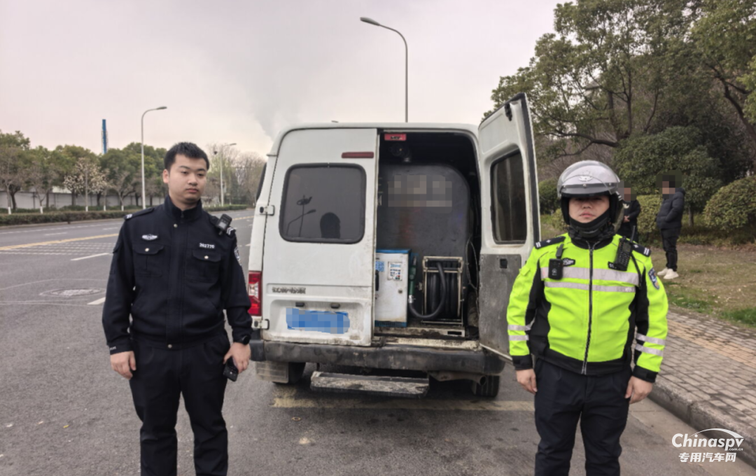 南通一非法流動加油車被交警當場查獲