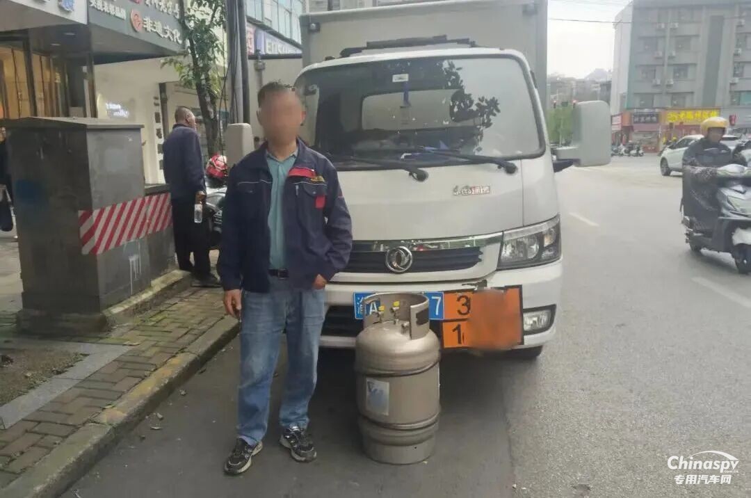 貴陽查處一危化品車遮擋號牌