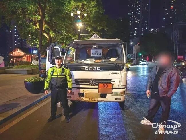 重慶一危化品車“任性”闖禁區(qū)被嚴(yán)查，渝中交警