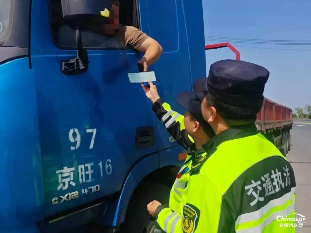 湖北石首嚴(yán)查危貨運(yùn)輸押運(yùn)員履職